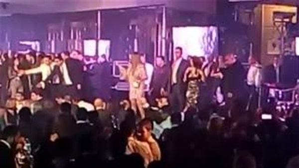 بالفيديو.."مشاجرة" تنهي حفل الكريسماس لـ«هيفاء وهبي» بالقاهرة بالفيديو.."مشاجرة" تنهي حفل الكريسماس لـ«هيفاء وهبي» بالقاهرة