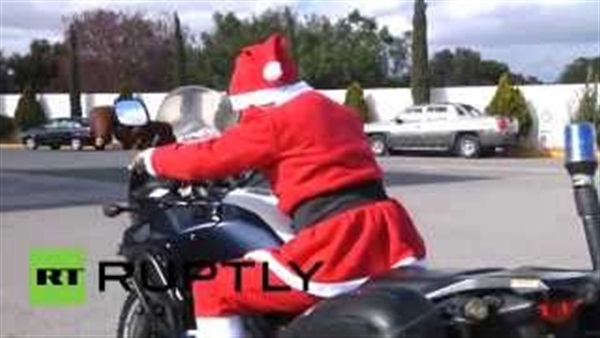 بالفيديو..الشرطة المكسيكية ترتدي زي بابا نويل احتفالا بالكريسماس