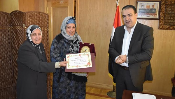 تكريم أول سيدة تقود سيارة نقل بالفيوم تكريم أول سيدة تقود سيارة نقل بالفيوم