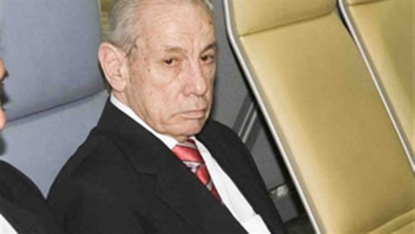 طارق سليم فى مران الأهلي على كرسي متحرك وغالي يقبل يده