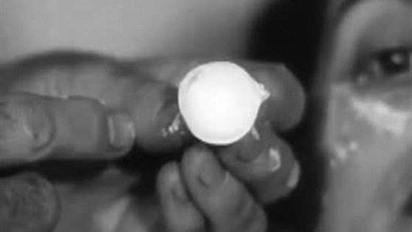 أول ضهور للعدسا اللاصقة فى عام 1948