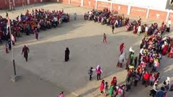 أولياء أمور يقتحمون «مدرسة» بعد انتشار إشاعة عصابة خطف الأطفال ببنى سويف أولياء أمور يقتحمون «مدرسة» بعد انتشار إشاعة عصابة خطف الأطفال ببنى سويف