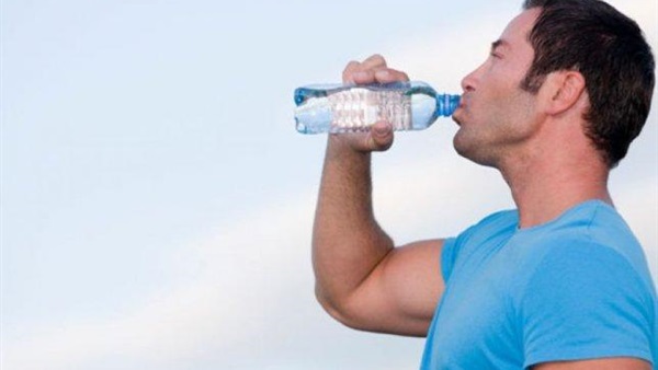 أطباء يحذرون من شرب الماء بعد الأكل