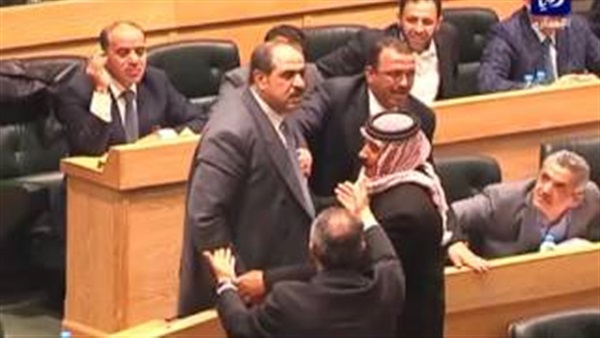 بالفيديو.. نائب أردني يسخر من زميله: «هاتي بوسة يا بت» بالفيديو.. نائب أردني يسخر من زميله: «هاتي بوسة يا بت»