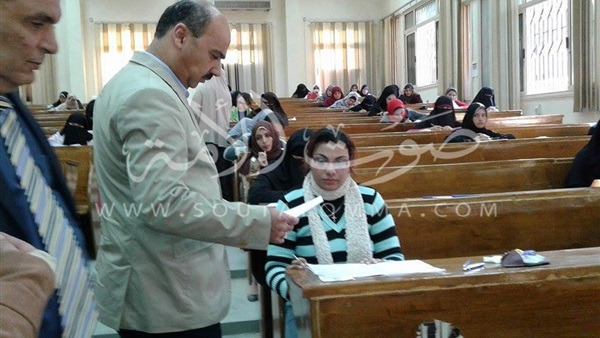 بالصور.. رئيس جامعة الفيوم يتفقد سير الامتحانات بالتعليم المفتوح بالصور.. رئيس جامعة الفيوم يتفقد سير الامتحانات بالتعليم المفتوح