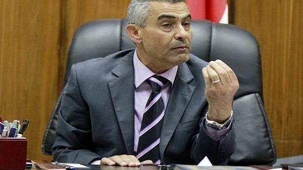 وزير النقل يصرف إعانة لـ«شهيد السكة الحديد» وزير النقل يصرف إعانة لـ«شهيد السكة الحديد»
