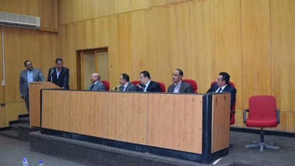محافظ الفيوم يلتقي مستثمري المنطقة الصناعية بكوم أوشيم محافظ الفيوم يلتقي مستثمري المنطقة الصناعية بكوم أوشيم