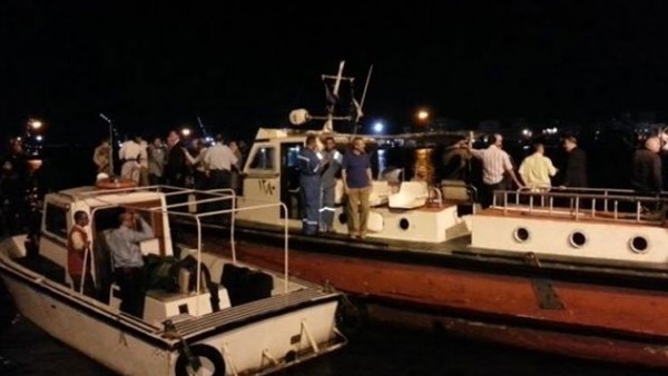 انتشال المركب الغارق بـ«سنديون» فى كفرالشيخ انتشال المركب الغارق بـ«سنديون» فى كفرالشيخ