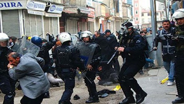 الشرطة التركية تعتقل 23 كرديا خلال فض تظاهرة لهم الشرطة التركية تعتقل 23 كرديا خلال فض تظاهرة لهم