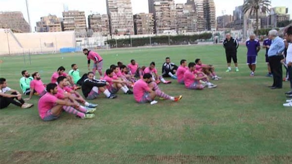 مرتضى منصور يعقد جلسة هامة مع لاعبي الزمالك عقب مران اليوم مرتضى منصور يعقد جلسة هامة مع لاعبي الزمالك عقب مران اليوم