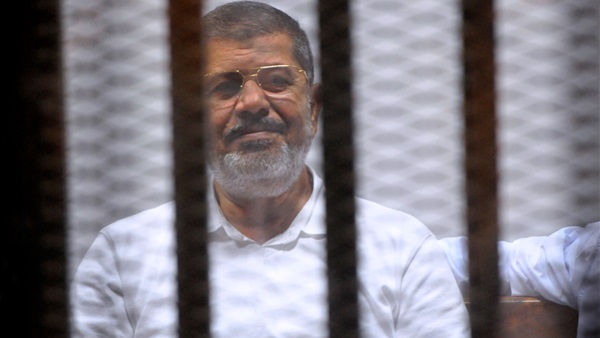 بدء محاكمة مرسي في «التخابر مع قطر» بحضور ابنته وشقيقته 