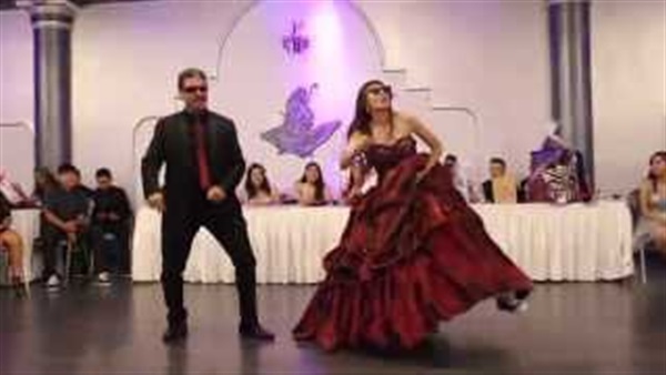 بالفيديو.. وصلة رقص مثيرة لفتاة ووالدها 