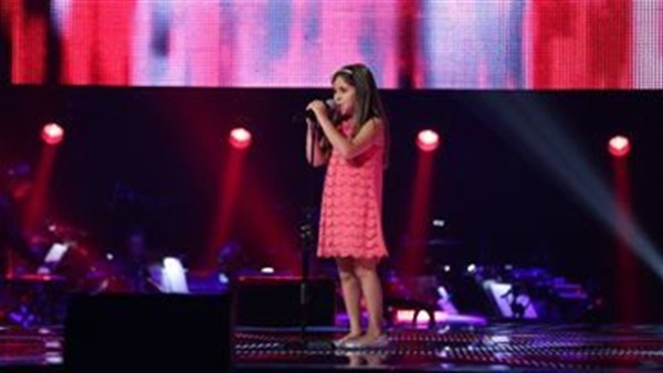 بالصورة: كاظم يغازل أصغر موهبة فى "The Voice Kids"