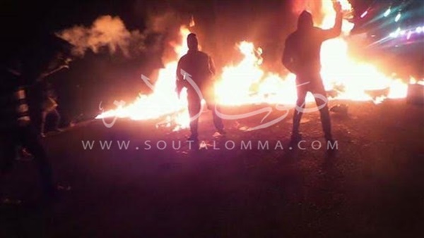 بالصور.. «إخوان البحيرة» يقطعون طريق «حوش عيسى» 