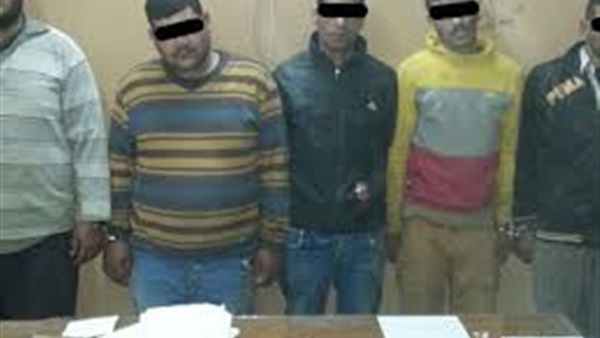 تضبط تشكيلا عصابيا مسلحا قبل شروعه فى اختطاف أحد التجار بقنا تضبط تشكيلا عصابيا مسلحا قبل شروعه فى اختطاف أحد التجار بقنا