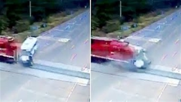  بالفيديو.. لحظة اصطدام قطار مسرع بـ«أتوبيس» في المكسيك