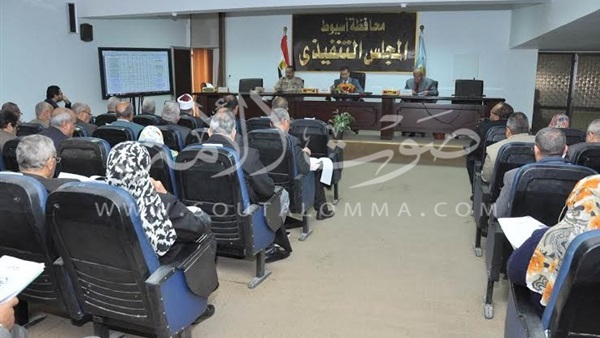 بالصور.. محافظ أسيوط: حصر لمساكن الايواء وايجاد بدائل لباعة الجائلين