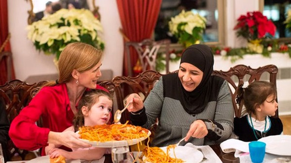 عائلة سورية لاجئة تتناول العشاء مع مسؤولة أمريكية كبيرة عائلة سورية لاجئة تتناول العشاء مع مسؤولة أمريكية كبيرة