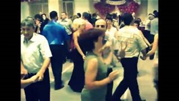 بالفيديو.. رجل يصفع زوجته لرقصها بشكل مثير 