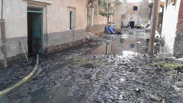 انفجار خط الصرف الصحي الرئيسي بأسوان انفجار خط الصرف الصحي الرئيسي بأسوان