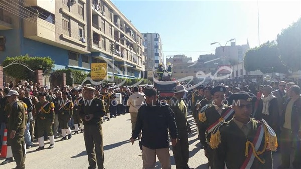 بالصور.. أهالى بنى سويف يشيعون جثمان شهيد الشرطة