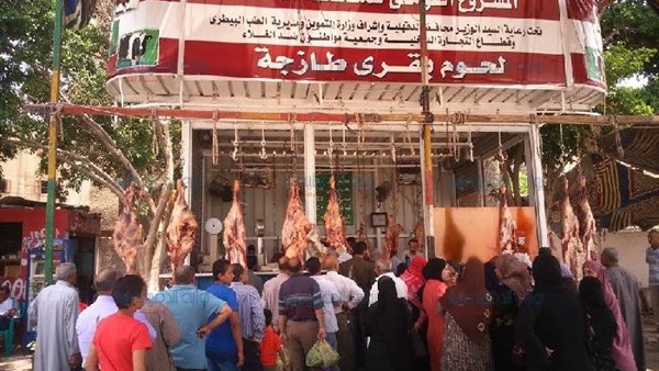 إقبال المواطنيين على منافذ بيع اللحوم المخفضة في الغردقة
