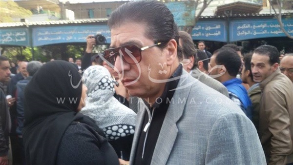 بالصور..تدافع النجوم ومحبى ممدوح عبد العليم فور خروج جثمانه