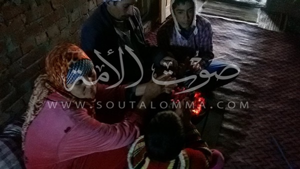 بالفيديو والصور.. «الكانون» دفاية الغلابة في برد الشتاء القارص..القناوية يستعيدون «المنقد».. «العقر» الحل للهرب من صقيع المنيا.. و«بؤرة التدفئة» ملجأ أهالى الوادى الجديد بالفيديو والصور.. «الكانون» دفاية الغلابة في برد الشتاء القارص..القناوية يستعيدون «المنقد».. «العقر» الحل للهرب من صقيع المنيا.. و«بؤرة التدفئة» ملجأ أهالى الوادى الجديد
