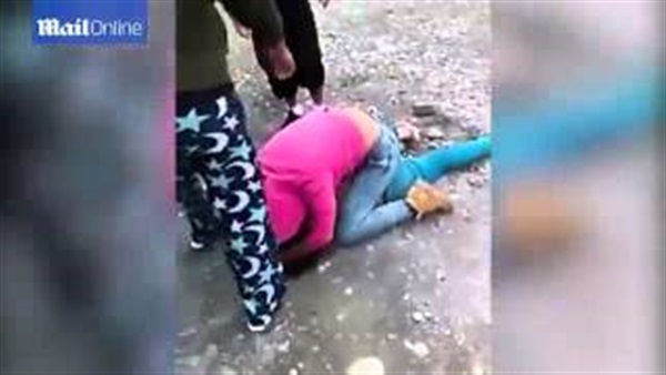 بالفيديو.. مراهقة تضرب زميلتها بتشجيع من والدتها بالفيديو.. مراهقة تضرب زميلتها بتشجيع من والدتها