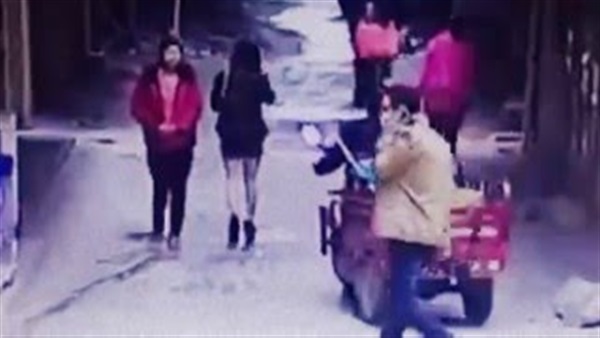 بالفيديو.. لحظة اعتداء شاب على فتاة ترتدي ملابس قصيرة بالفيديو.. لحظة اعتداء شاب على فتاة ترتدي ملابس قصيرة