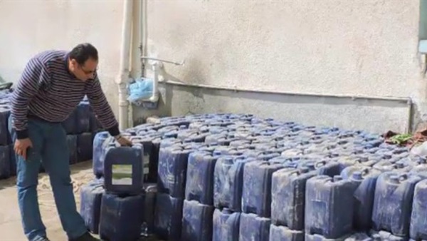 شرطة التموين تضبط 12 ألف لتر سولار وبنزين قبل بيعهم بالسوق السوداء شرطة التموين تضبط 12 ألف لتر سولار وبنزين قبل بيعهم بالسوق السوداء