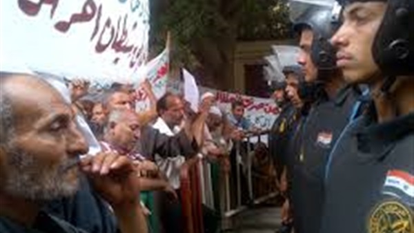 مؤشر الديمقراطية في مصر يتراجع في 2015.. الحكومة تقمع الحراك العمالي ولم تتخذ إجراءات ضد احتجاجات الشرطة.. 49 احتجاجًا من المحاميين و44 احتجاجًا للصحفيين.. مقتل 54 عاملًا بسبب إصابات العمل مؤشر الديمقراطية في مصر يتراجع في 2015.. الحكومة تقمع الحراك العمالي ولم تتخذ إجراءات ضد احتجاجات الشرطة.. 49 احتجاجًا من المحاميين و44 احتجاجًا للصحفيين.. مقتل 54 عاملًا بسبب إصابات العمل