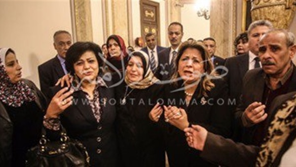 نائبات ينقلن «زميلتهن» بعد إصابتها بـ«الإغماء» نائبات ينقلن «زميلتهن» بعد إصابتها بـ«الإغماء»