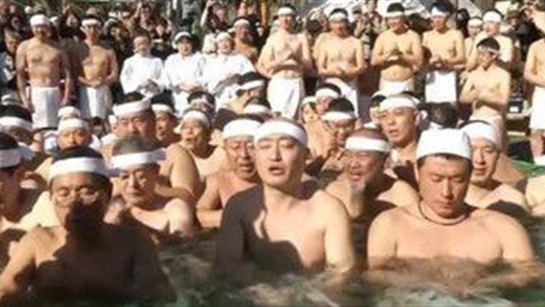 بالصورة.. استحمام جماعي غريب بـ«طوكيو»