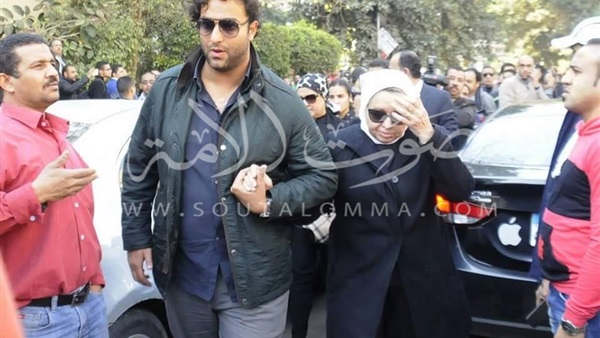 بالصورة.. ميدو يظهر في جنازة "الثعلب" برفقة "الحلواني" بالصورة.. ميدو يظهر في جنازة "الثعلب" برفقة "الحلواني"