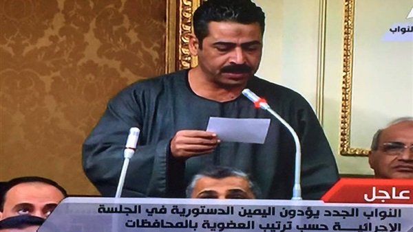 الجلباب ورابطة عنق أشهر معالم نواب الإسماعيلية في حلف اليمين 