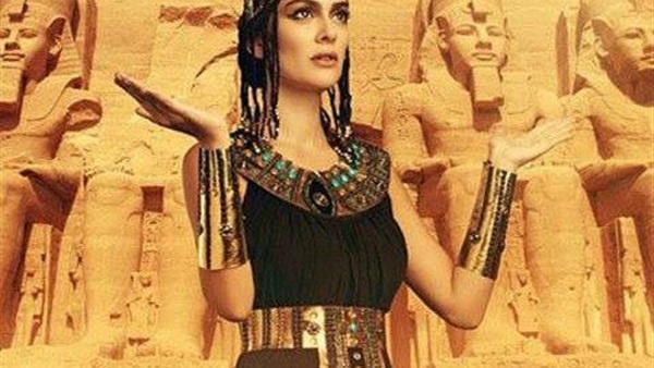 فنانة تركية تظهر بإطلالة فرعونية مثيرة فنانة تركية تظهر بإطلالة فرعونية مثيرة