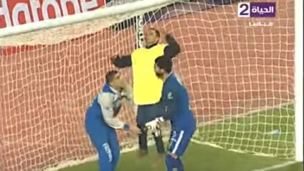 بالفيديو..إكرامي يحمل عامل استاد برج العرب بالفيديو..إكرامي يحمل عامل استاد برج العرب