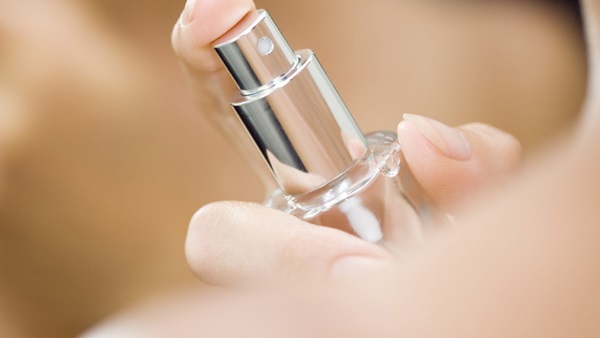 أكثر الطرق لبقاء "عطرك" مدة أطول أكثر الطرق لبقاء "عطرك" مدة أطول