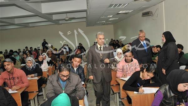 بالصور.. رئيس جامعة القاهرة يتفقد سير الامتحانات