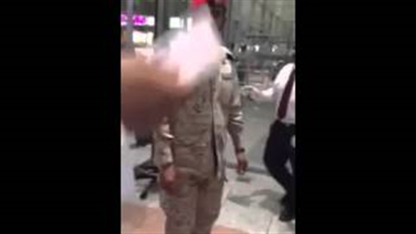 بالفيديو.. مشادة كلامية بين موظف ومسافر سعودي بالفيديو.. مشادة كلامية بين موظف ومسافر سعودي