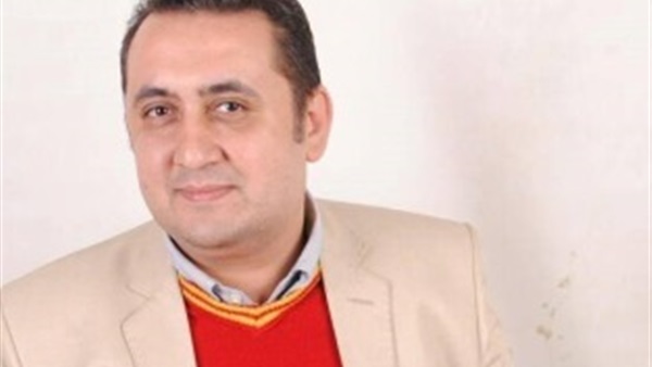 حركة عمر سليمان تستمع لآراء مراد موافي بحديقة منزله حركة عمر سليمان تستمع لآراء مراد موافي بحديقة منزله