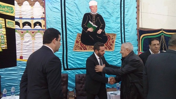 بالفيديو والصور.. وصول حازم إمام لسرادق عزاء والده بـ«الزمالك» بالفيديو والصور.. وصول حازم إمام لسرادق عزاء والده بـ«الزمالك»
