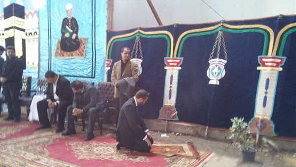 صورة.. حازم امام يصلي المغرب صورة.. حازم امام يصلي المغرب