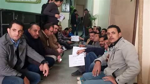 إضراب عمال «بتروتريد» عن العمل بالفيوم إضراب عمال «بتروتريد» عن العمل بالفيوم