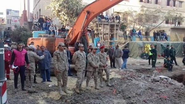 الجيش يساعد فى رفع أنقاض العقار المنهار بمدينة منيا القمح بالشرقية 