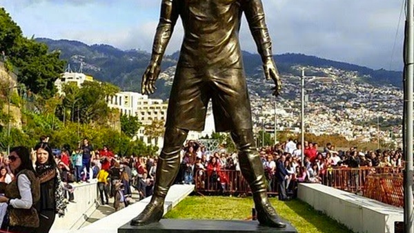 بالصور.. أنصار ميسي في البرتغال يشوهون تمثال «رونالدو»