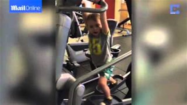 بالفيديو.. طفل يمارس الألعاب الرياضية لإثارة إعجاب فتاة