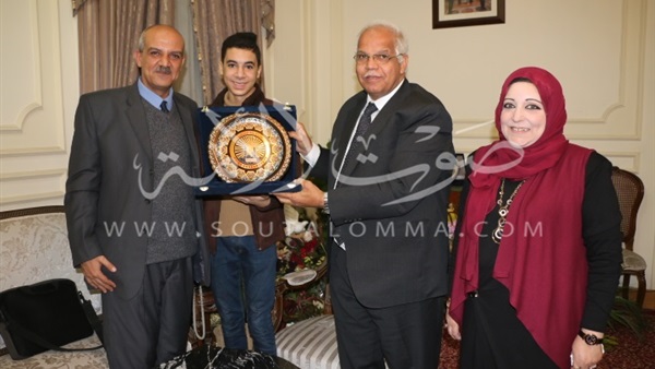 بالصور.. محافظ القاهرة يستقبل الأول على العالم في البحث العلمي بالصور.. محافظ القاهرة يستقبل الأول على العالم في البحث العلمي