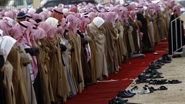 السعوديون يؤدون صلاة «الاستسقاء»